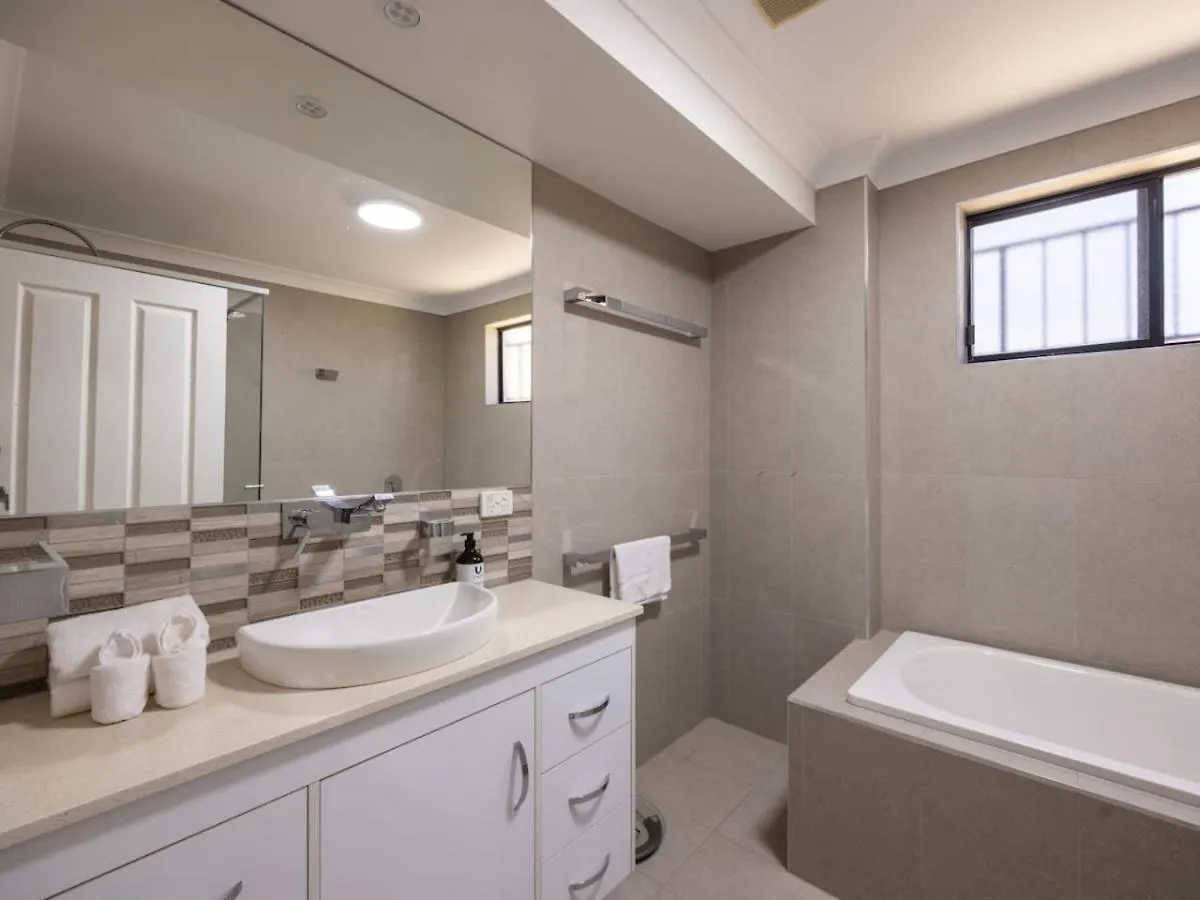 Stunning City View 5Br With Balcony Near Malls Uni And Cbd Brisbane Holiday home